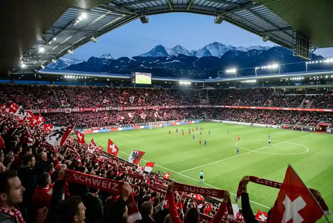 Schweizer Fussballstadion mit Fans und Tribünen bei einem Super League Spiel